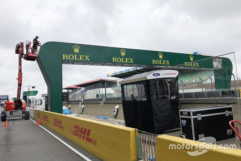 Pitlane preparations