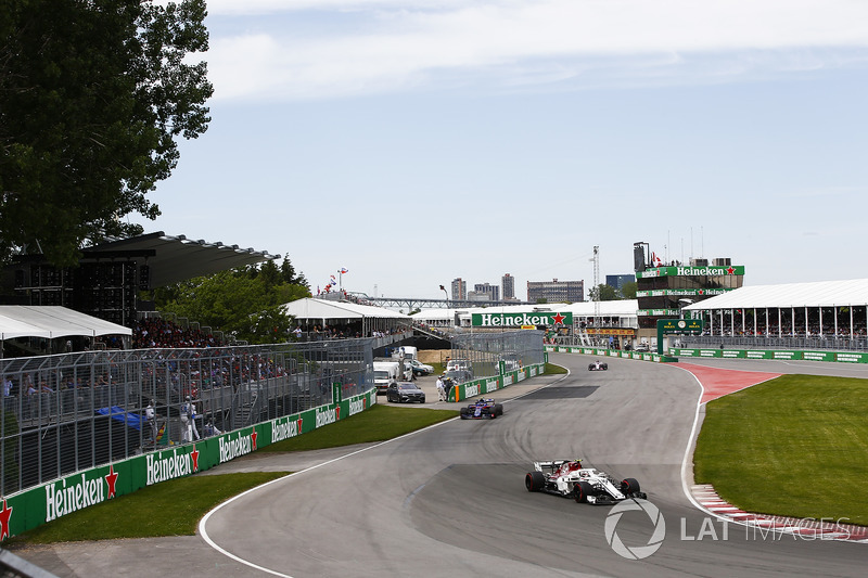 Charles Leclerc, Sauber C37, devant Pierre Gasly, Toro Rosso STR13