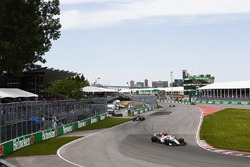 Charles Leclerc, Sauber C37, devant Pierre Gasly, Toro Rosso STR13