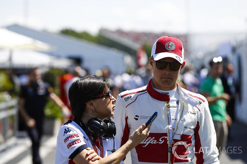Marcus Ericsson, Sauber, parle à un responsable presse