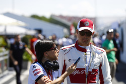 Marcus Ericsson, Sauber, parle à un responsable presse