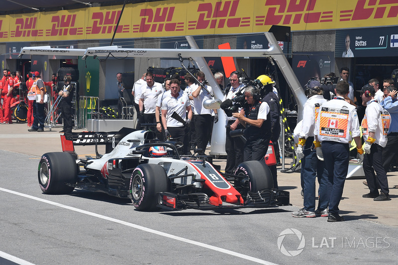 Romain Grosjean, Haas F1 Team VF-18 stops in pit lane during Q1