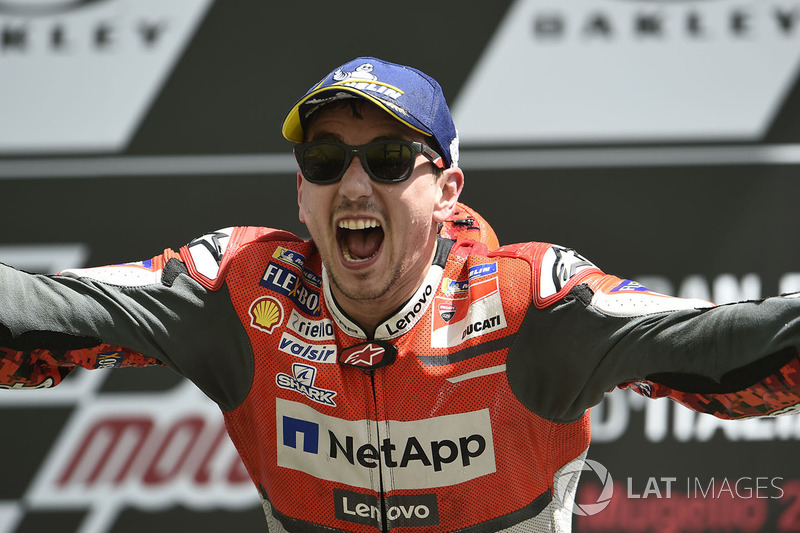 Podio: ganador de la carrera Jorge Lorenzo, equipo de Ducati