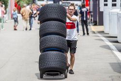 Un mécanicien Sauber et des pneus Pirelli