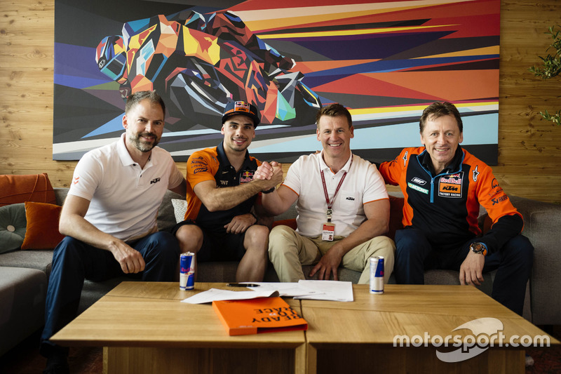 Jens Hainbach, Miguel Oliveira, Pit Beirer y Mike Leitner, de KTM