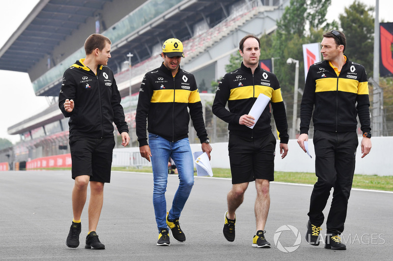 Carlos Sainz Jr., Renault Sport F1 Team, cammina lungo il circuito