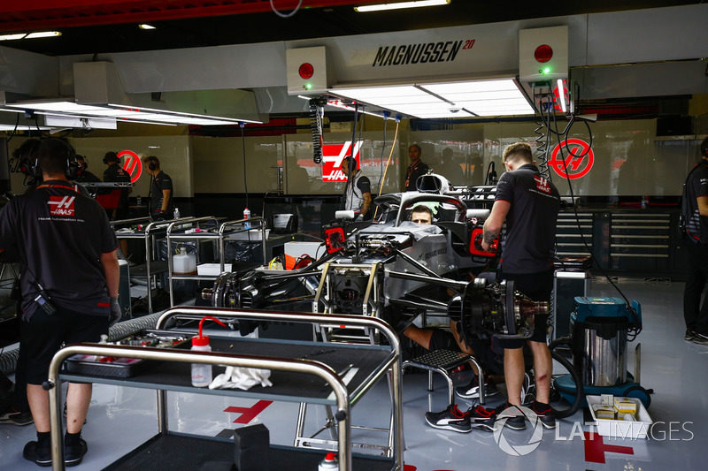 Personale Haas al lavoro nel garage del team