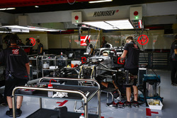 Personale Haas al lavoro nel garage del team