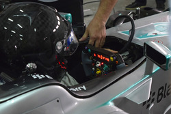 Aldo Costa, responsabile Progetto e Sviluppo Mercedes AMG F1, nell'abitacolo della Mercedes W04