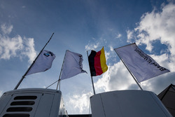 Les drapeaux de BMW et de l'Allemagne