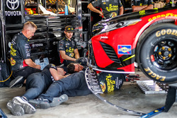 Martin Truex Jr., Furniture Row Racing, Toyota with splitter issues
