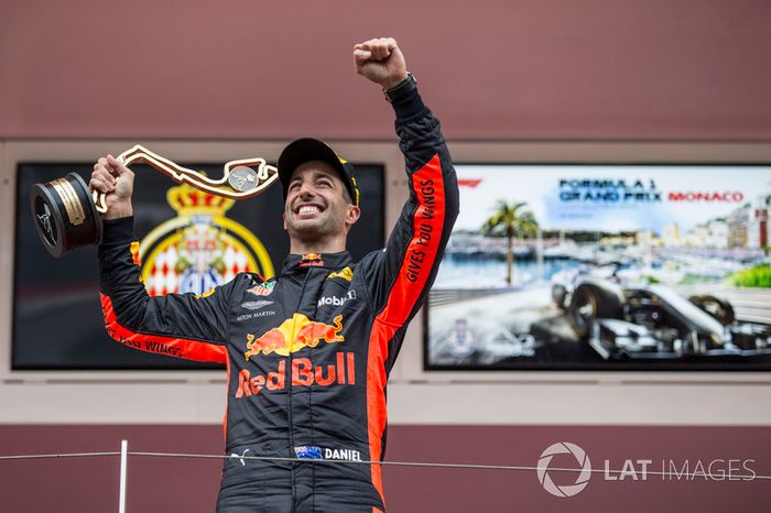 El ganador de la carrera Daniel Ricciardo, Red Bull Racing celebra en el podio con el trofeo