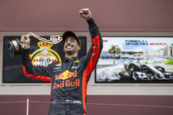Il vincitore della gara Daniel Ricciardo, Red Bull Racing festeggia sul podio con il trofeo