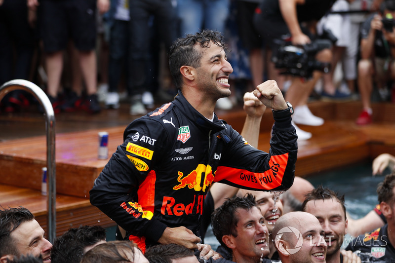 Daniel Ricciardo, Red Bull Racing, celebra la victoria en la piscina de la estación Red Bull Energy