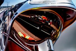 Отражение Даниэля Риккардо, Red Bull Racing RB14, в визоре маршала