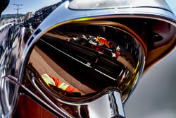 Отражение Даниэля Риккардо, Red Bull Racing RB14, в визоре маршала