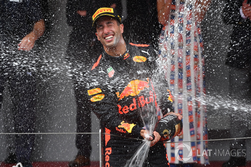 Podio: el ganador de la carrera Daniel Ricciardo, Red Bull Racing celebra con el champán