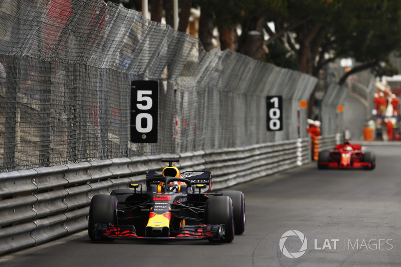 Daniel Ricciardo, Red Bull Racing RB14, y Sebastian Vettel, Ferrari SF71H