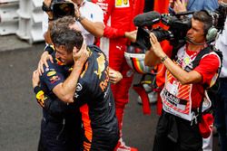 El ganador de la carrera, Daniel Ricciardo, Red Bull Racing y Christian Horner, director del equipo, Red Bull Racing, celebran en el Parc Ferme