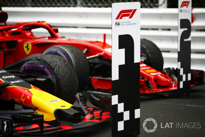 Daniel Ricciardo Red Bull Racing RB14 ve Sebastian Vettel Ferrari SF71H