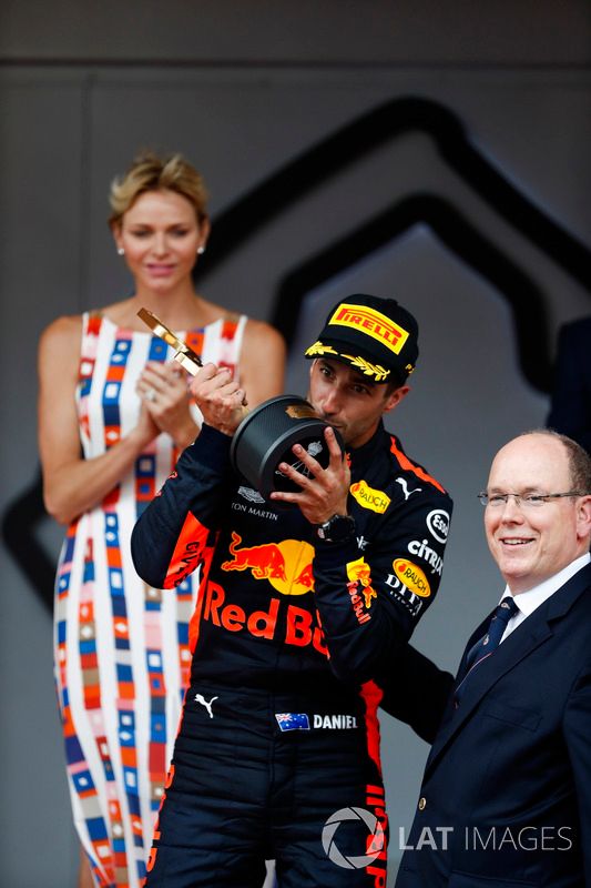 Podio: ganador de la carrera Daniel Ricciardo, Red Bull Racing
