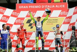 Valentino Rossi, Yamaha Factory Racing, fête sa victoire sur le podium