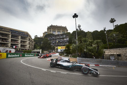 Льюис Хэмилтон, Mercedes AMG F1 W09, и Кими Райкконен, Ferrari SF71H