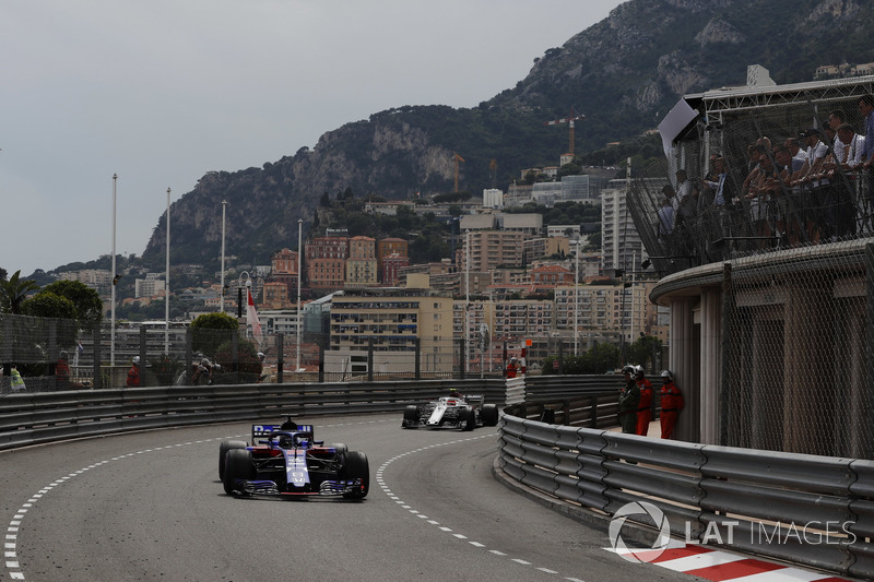 Brendon Hartley, Toro Rosso STR13, leads Charles Leclerc, Sauber C37