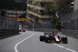 Daniel Ricciardo, Red Bull Racing RB14, Sebastian Vettel, Ferrari SF71H