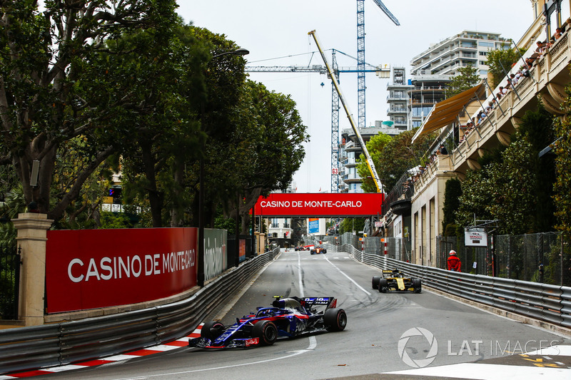 Pierre Gasly, Toro Rosso STR13, leads Nico Hulkenberg, Renault Sport F1 Team R.S. 18