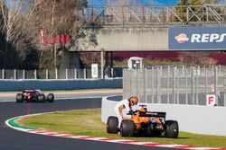 Stoffel Vandoorne, McLaren MCL33 stops on track