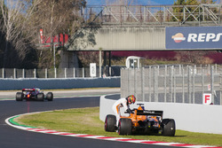 Stoffel Vandoorne, McLaren MCL33 stops on track