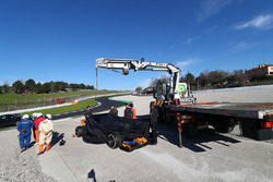 Маршалы эвакуируют с трассы автомобиль McLaren MCL33 Фернандо Алонсо