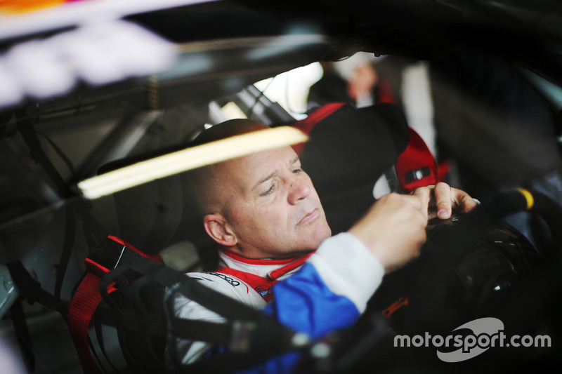 Un pilota al volante della sua Porsche 911 GT3