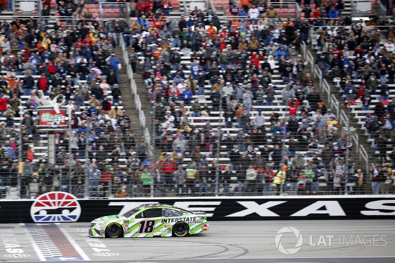 Kyle Busch, Joe Gibbs Racing, Toyota Camry Interstate Batteries takes the win