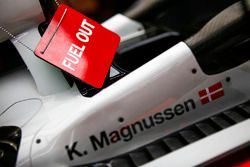 Un panneaude sortie de carburant sur la VF-18 Ferrari de Kevin Magnussen, Haas F1 Team