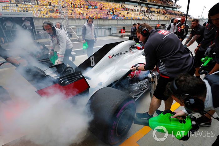 Romain Grosjean, Haas F1 Team, detiene su coche con humo en pit lane
