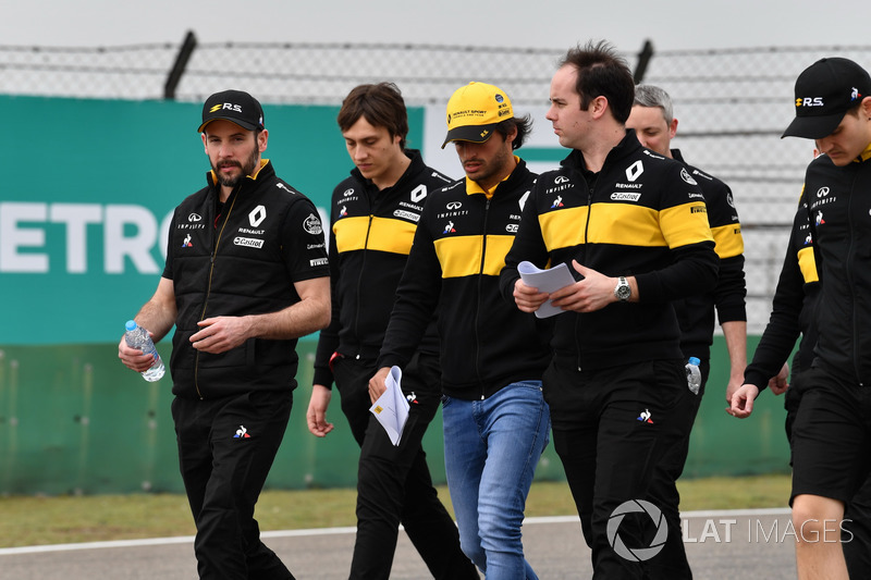 Carlos Sainz jr, Renault Sport F1 Team walks the track