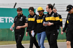 Carlos Sainz jr, Renault Sport F1 Team walks the track