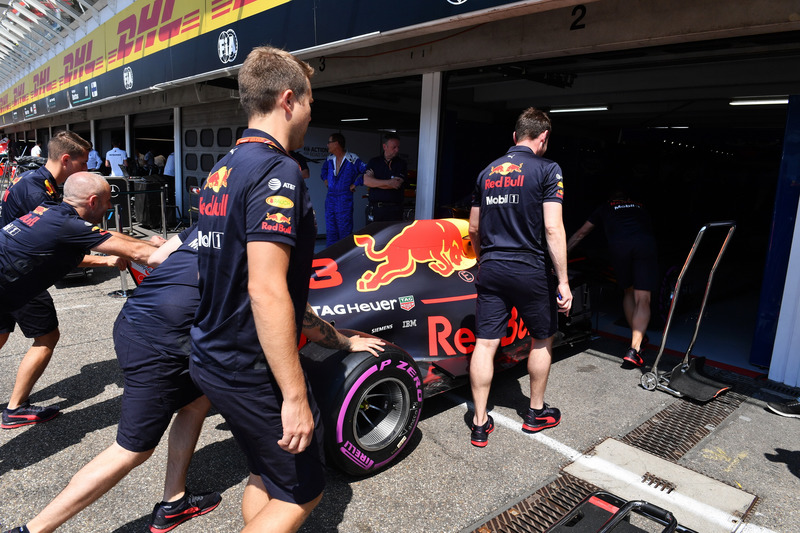 Mecánicos de Red Bull Racing con el Red Bull Racing RB14