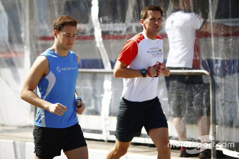 Stoffel Vandoorne, McLaren, fa jogging in pit lane, con il suo preparatore