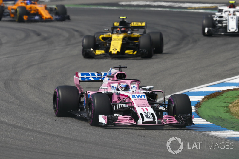 Sergio Perez, Force India VJM11, delante de Carlos Sainz Jr., Renault Sport F1 Team R.S. 18, y Charles Leclerc, Sauber C37