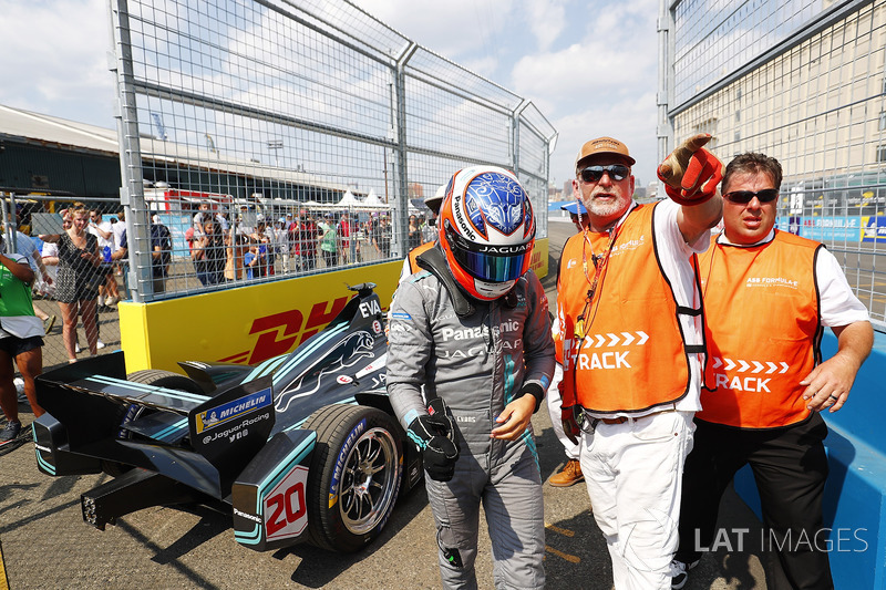 Mitch Evans, Jaguar Racing, retires from the race