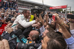Lewis Hamilton, Mercedes-AMG F1 takım ile birlikte kapalı parkta zaferi kutluyor