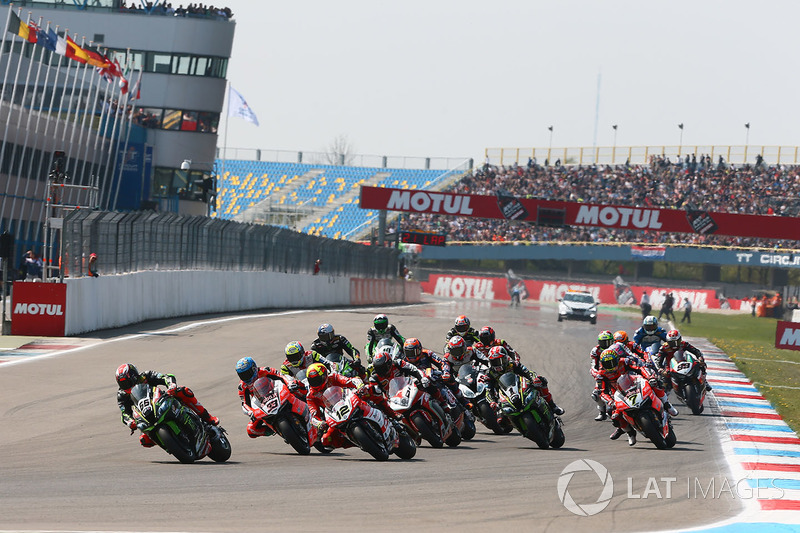 Le départ de la Course 2 WSBK