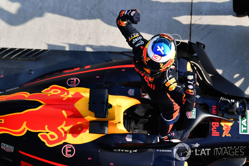 Ganador de la carrera Daniel Ricciardo, Red Bull Racing RB14 celebra en parc ferme