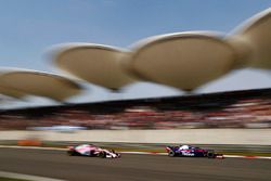 Pierre Gasly, Toro Rosso STR13 Honda, devant Sergio Perez, Force India VJM11 Mercedes