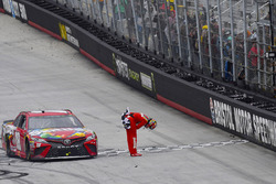 Race winner Kyle Busch, Joe Gibbs Racing