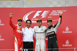 Podyum: 2. Sebastian Vettel, Ferrari, yarış galibi Nico Rosberg, Mercedes AMG F1, 3. Sergio Perez, Force India