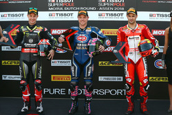 Ganador de la pole Alex Lowes, Pata Yamaha, segundo Jonathan Rea, Kawasaki Racing, tercero Xavi Fores, Barni Racing Team
